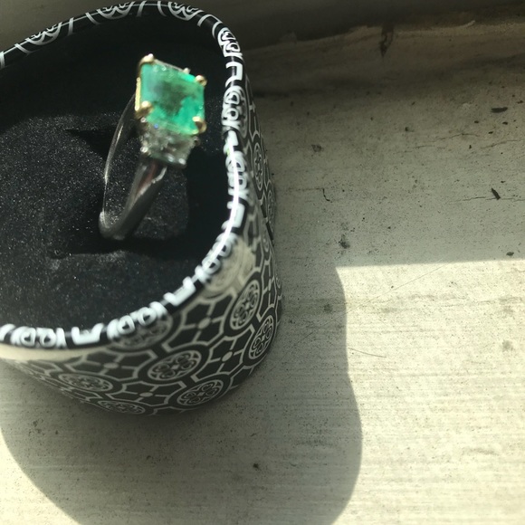 Columbian Emerald and Diamond Ring - Picture 6 of 15